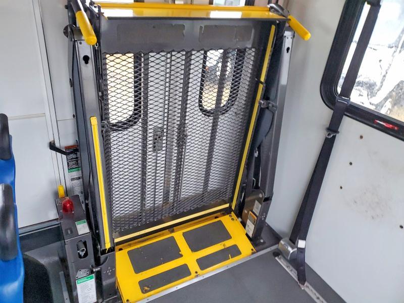 2013 Ford Econoline E450 Super Duty Cutaway Van