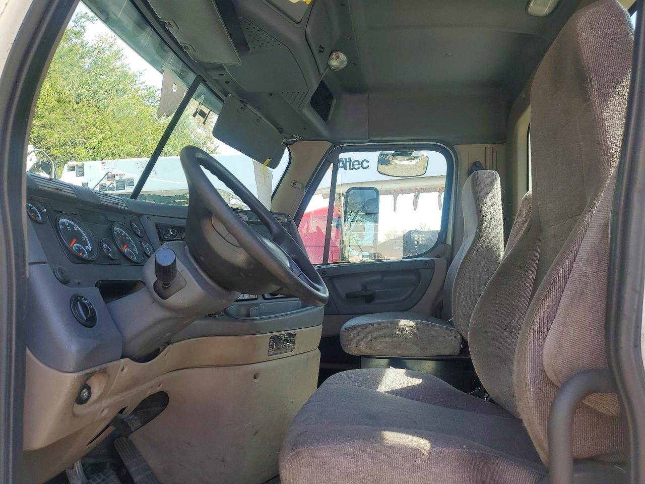 2017 Freigliner 2017 Freightliner Cascadia 113 Semi Truck