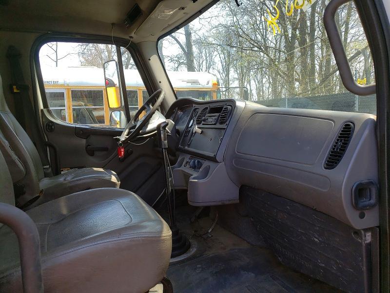 2013 Freigliner 2013 Freightliner Business Class M2 Flatbed Truck