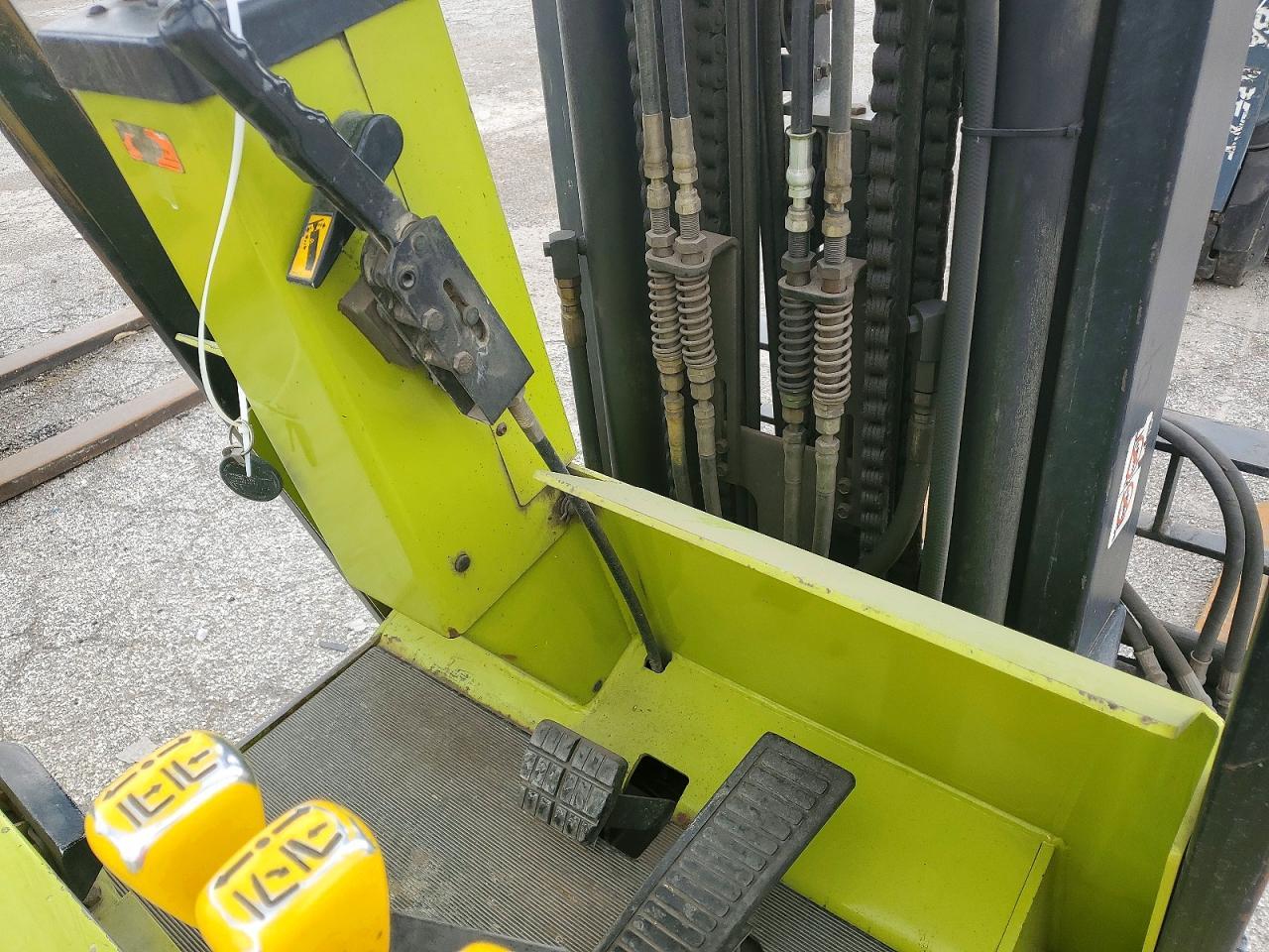 2000 Clark Forklift