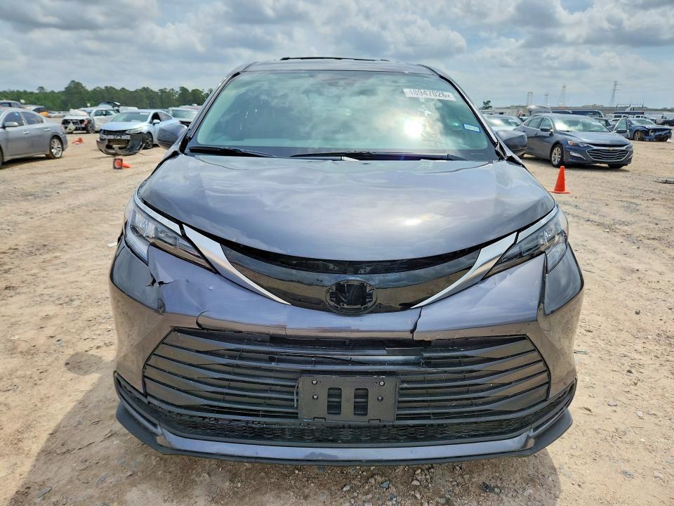 2025 Toyota Sienna le 8-passenger