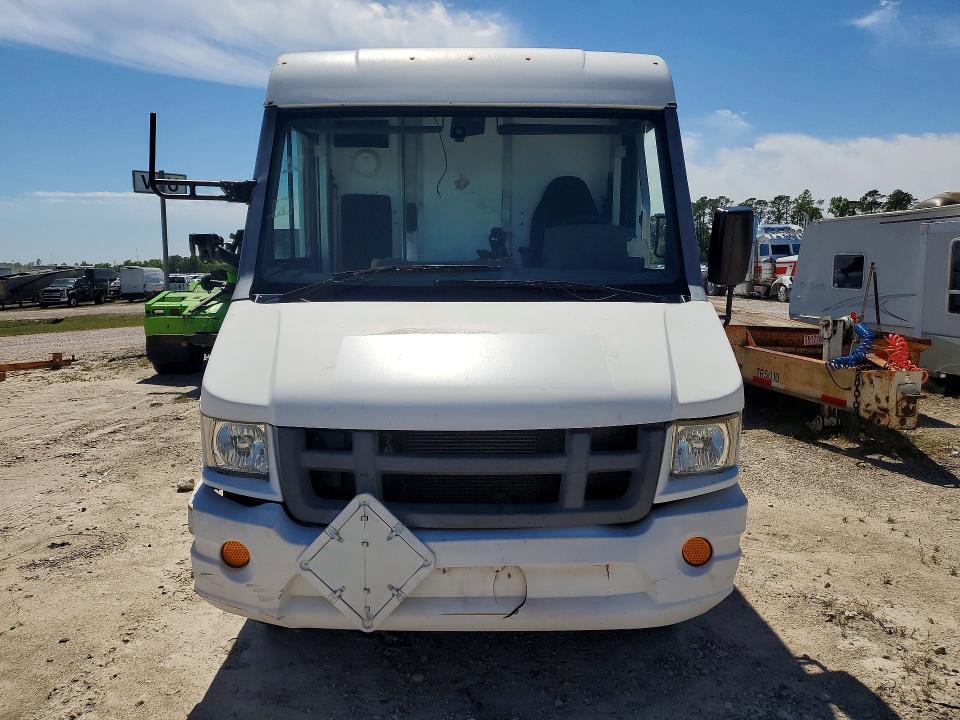 2015 Isuzu NPR Delivery Truck