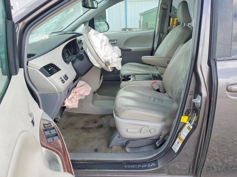 2013 Toyota Sienna xle 8-passenger