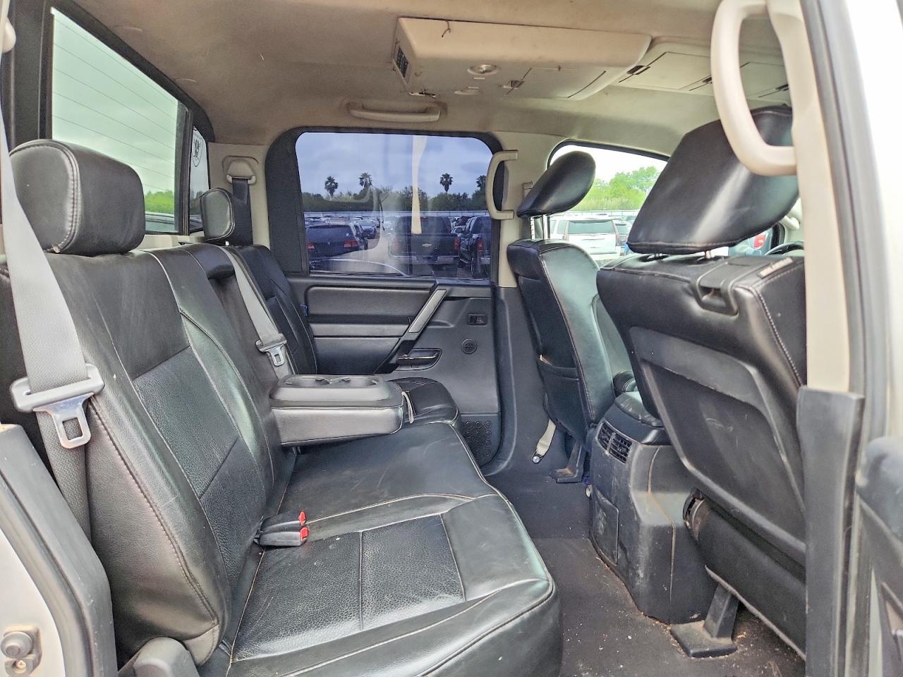 2010 Nissan Titan SE