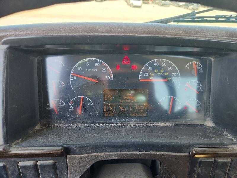 2012 Volv O VNM Semi Truck