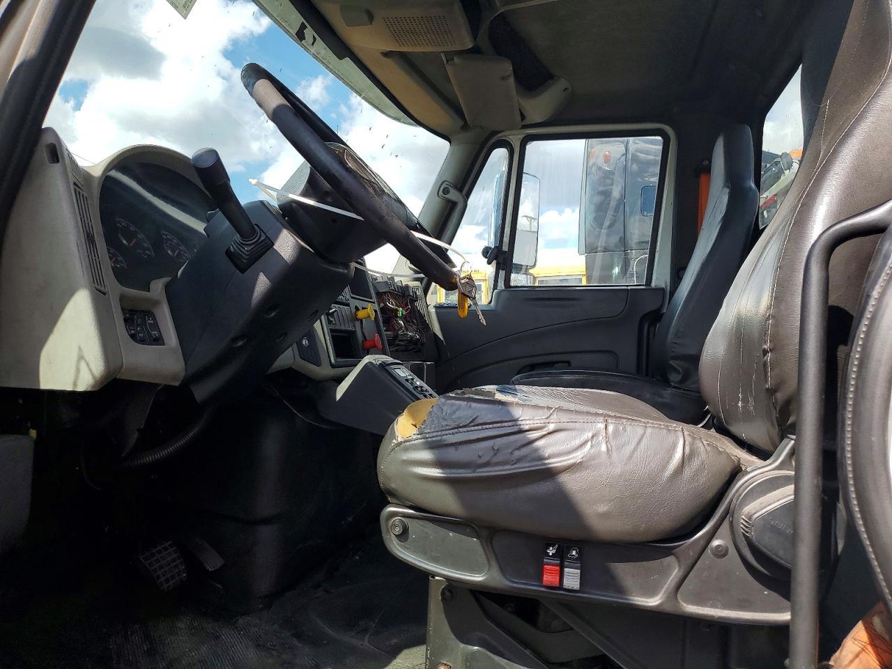 2013 International 4000 4400-BOX Truck