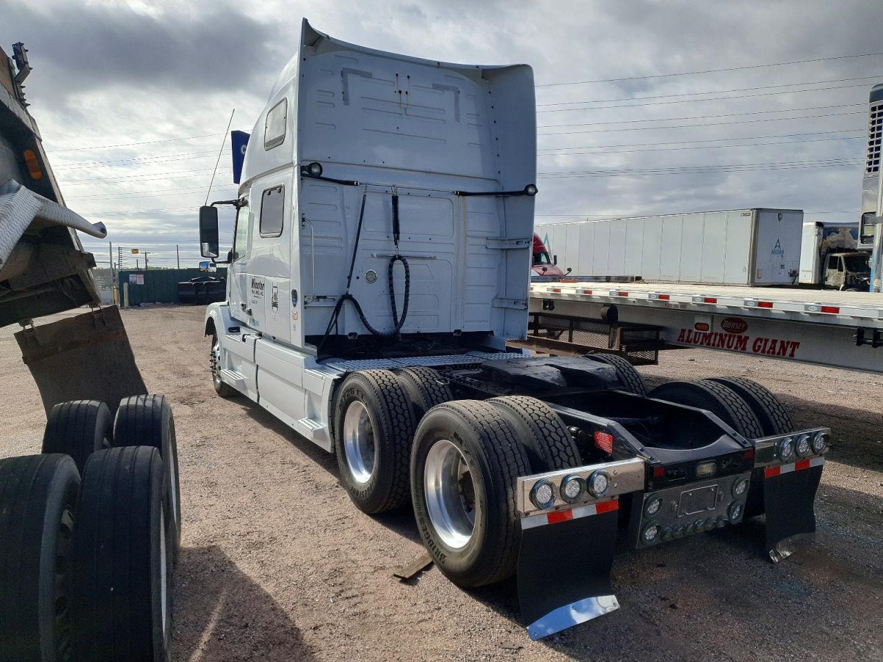 2015 Volvo VNL Semi Truck