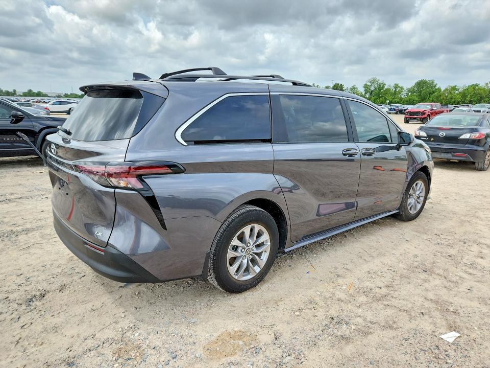 2025 Toyota Sienna le 8-passenger