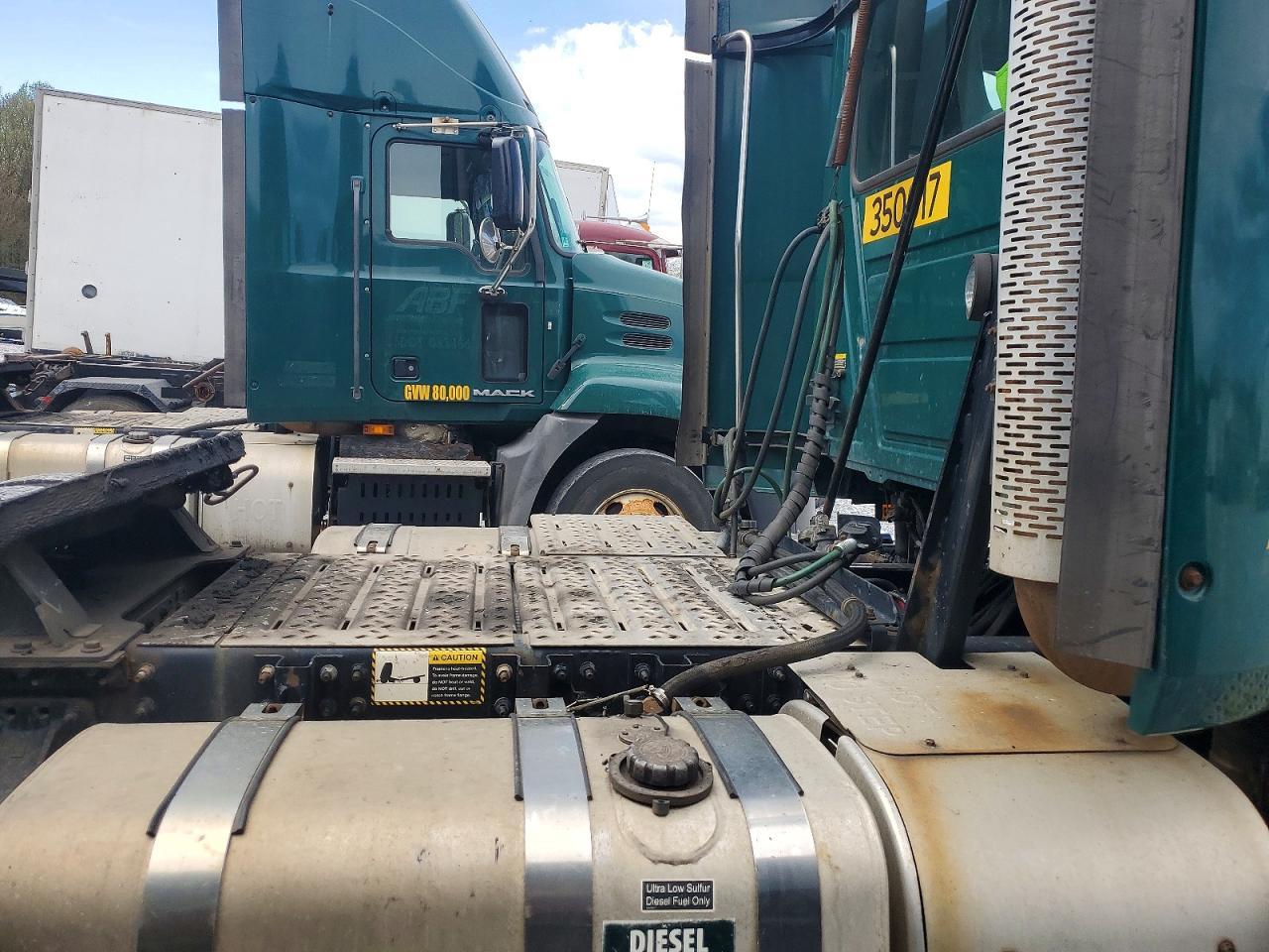 2016 Mack CXU612 Semi Truck
