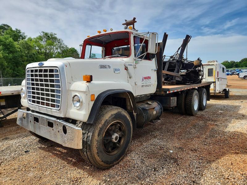 1986 Ford LT9000 Flatbed Truck