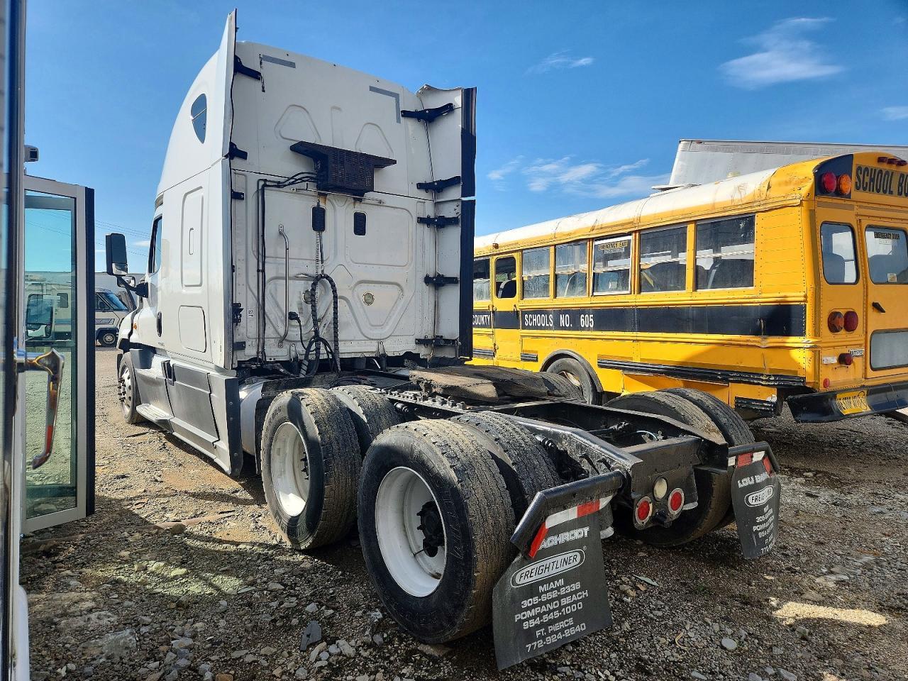 2016 Freigliner 2016 Freightliner Cascadia 125 Semi Truck