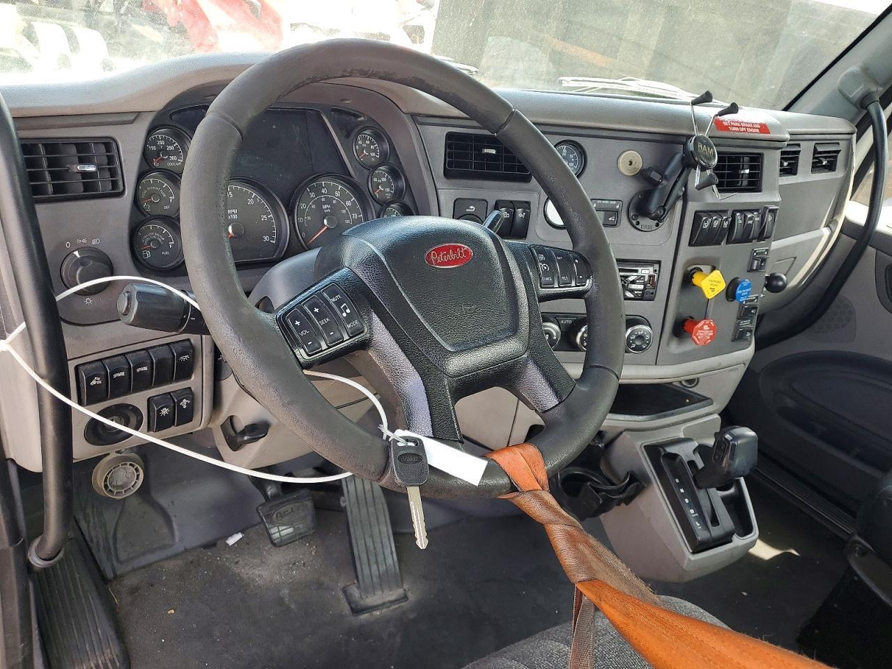 2016 Peterbilt 579 Semi Truck