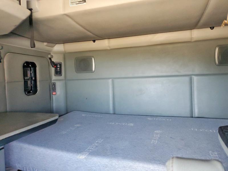 2014 Kenworth T680 Semi Truck