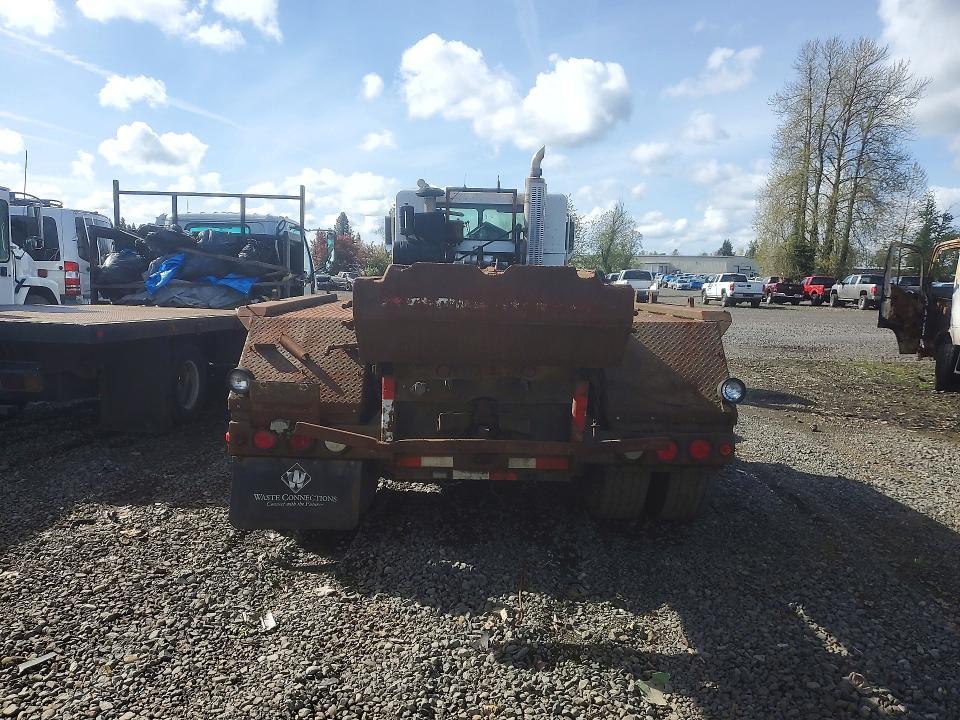 2001 Peterbilt 320 ROLL-OFF Container Truck