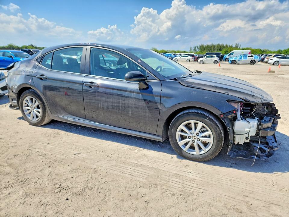 2025 Toyota Camry le