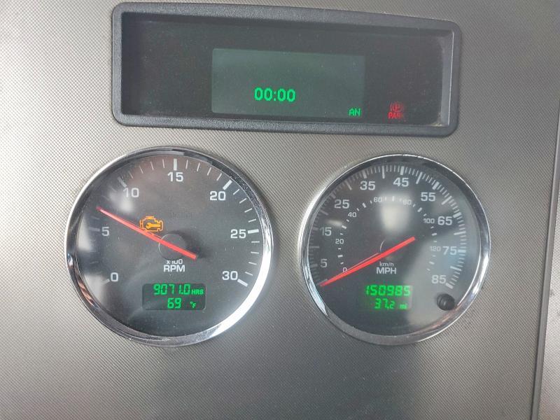 2015 Kenworth T330 Semi Truck