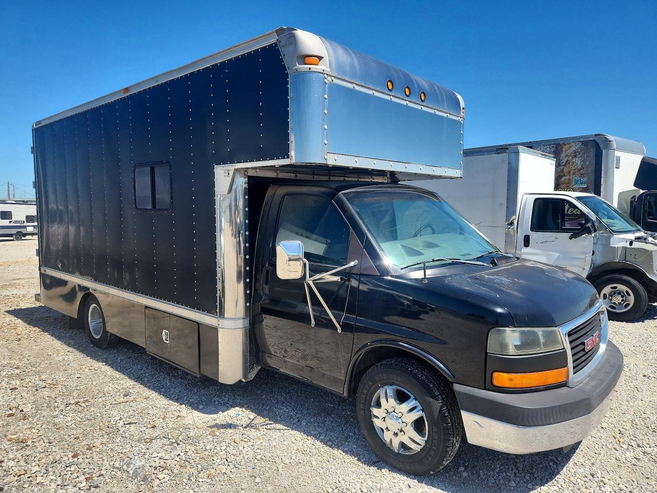 2004 GMC Savana BOX Truck