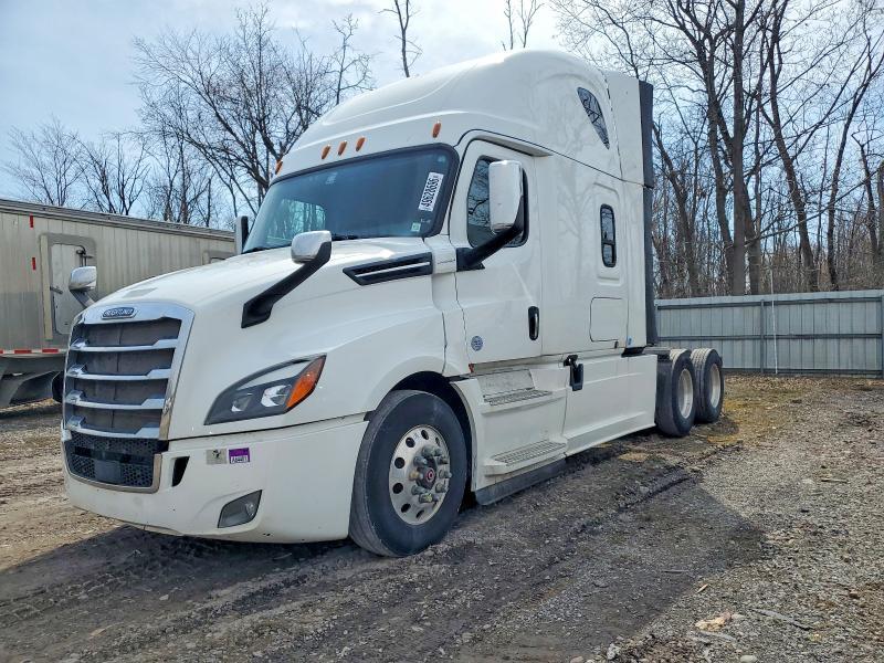 2018 Freigliner 2018 Freightliner Cascadia 126 Semi Truck