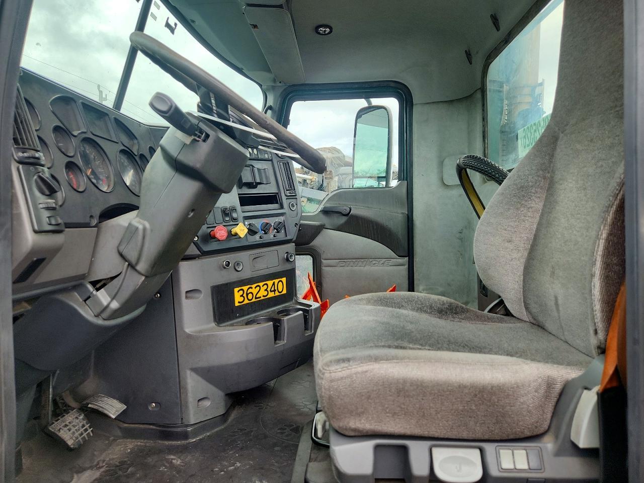 2017 Mack CXU612 Semi Truck