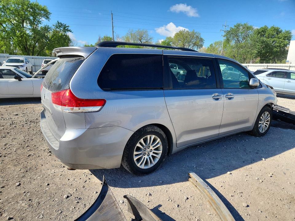 2011 Toyota Sienna xle 8-passenger