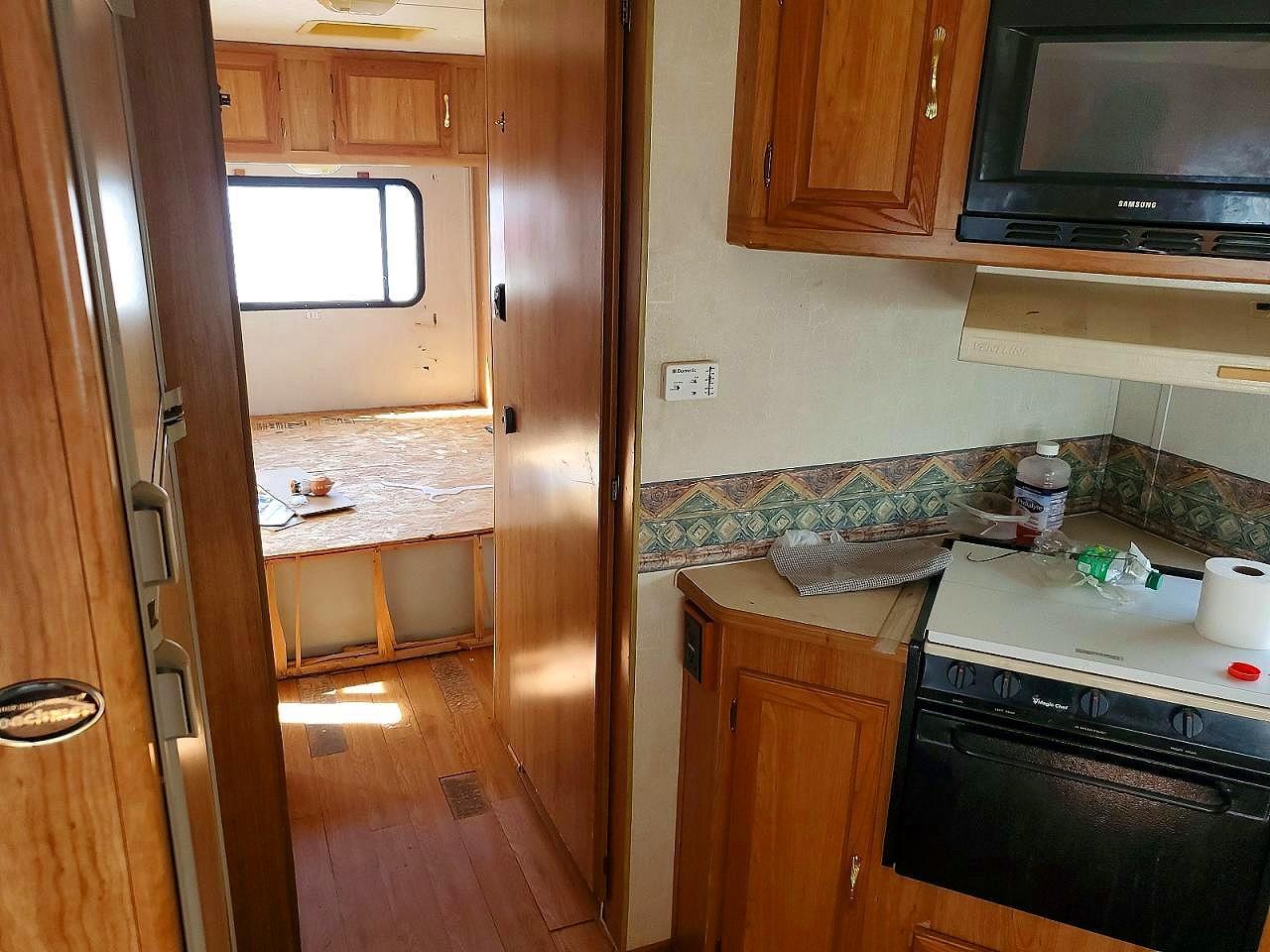 1999 Coachmen Leprechaun RV