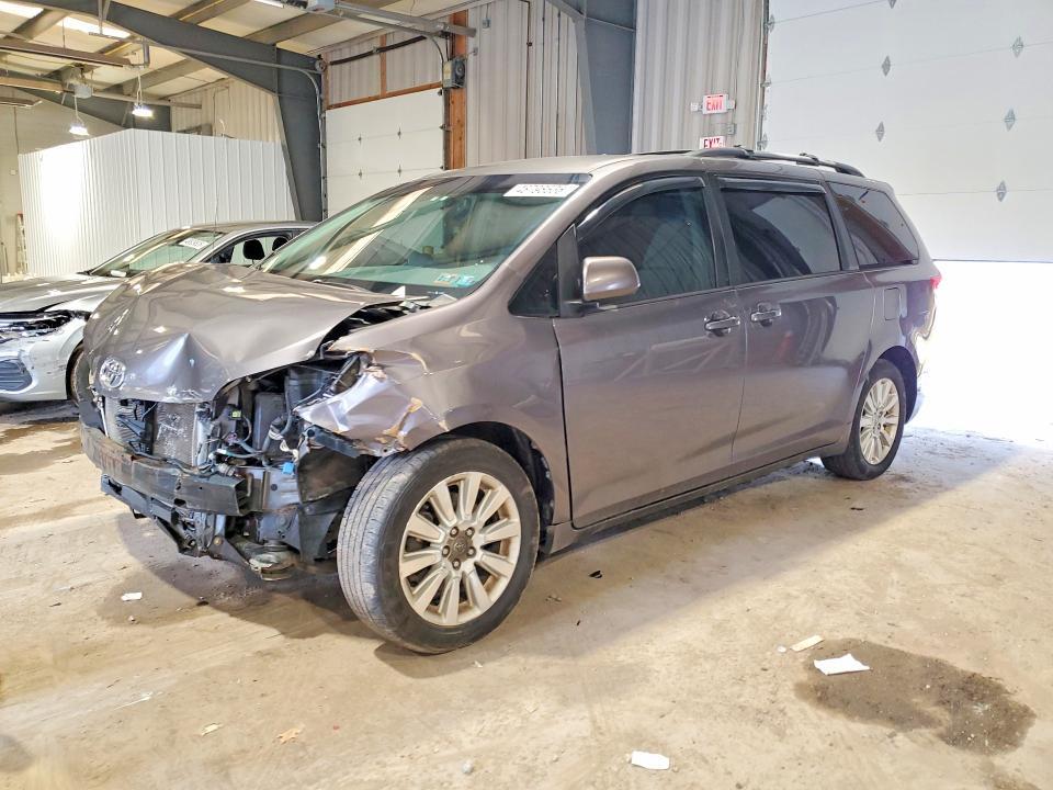 2013 Toyota Sienna le 7-passenger