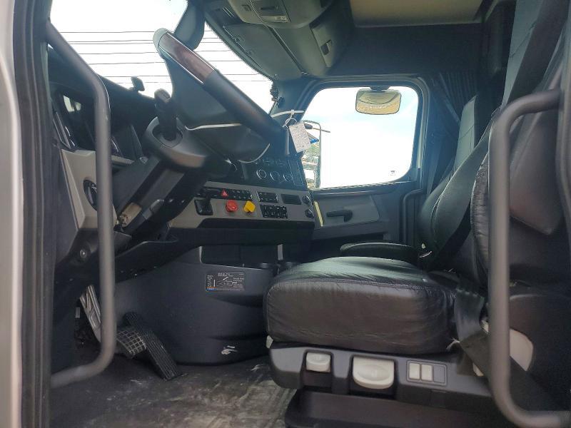 2020 Freigliner 2020 Freightliner Cascadia 126 Semi Truck