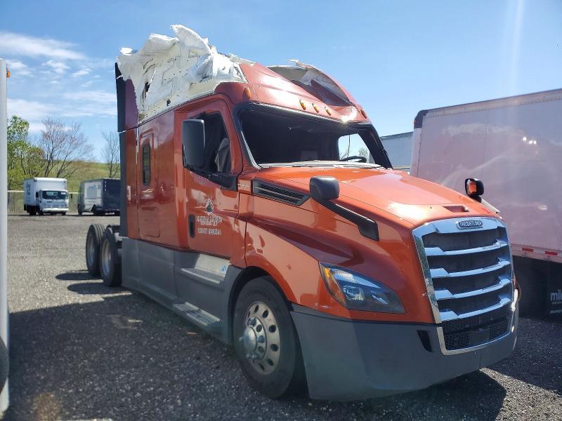 2018 Freigliner 2018 Freightliner Cascadia 126 Semi Truck