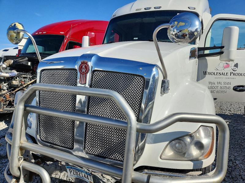 2015 Kenworth T680 Semi Truck