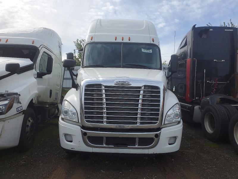 2014 Freigliner 2000 Freightliner Semi Truck