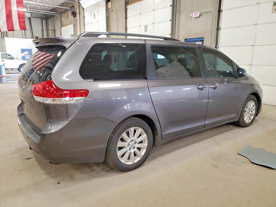 2011 Toyota Sienna xle 7-passenger
