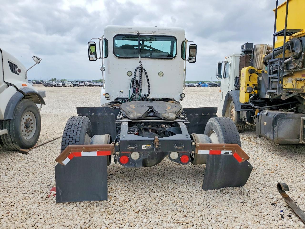 2017 Peterbilt 348 Semi Truck