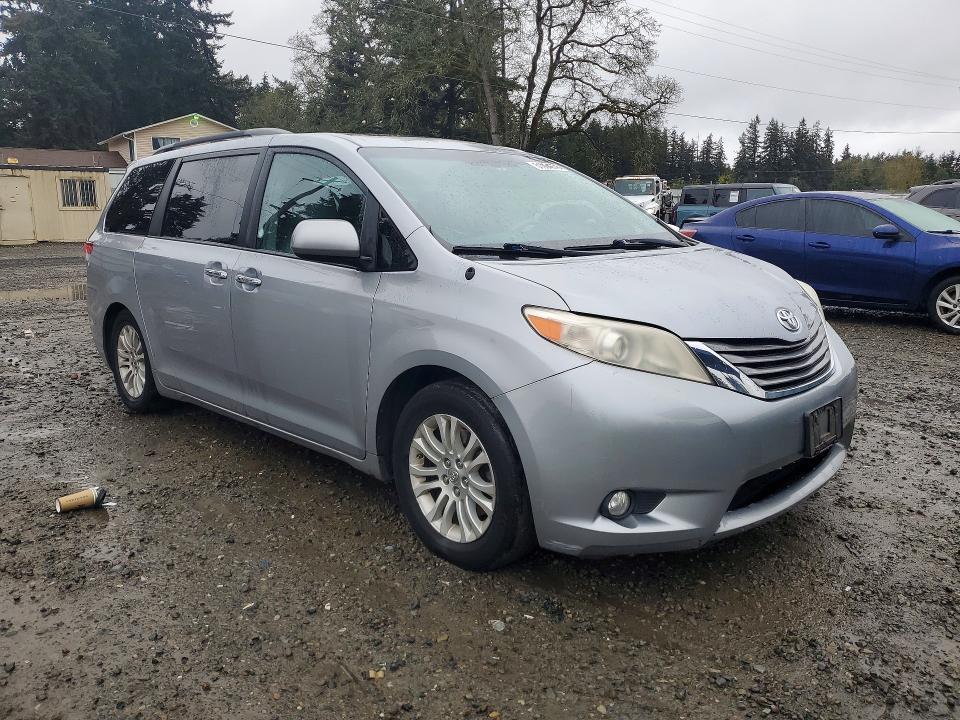2012 Toyota Sienna xle 8-passenger