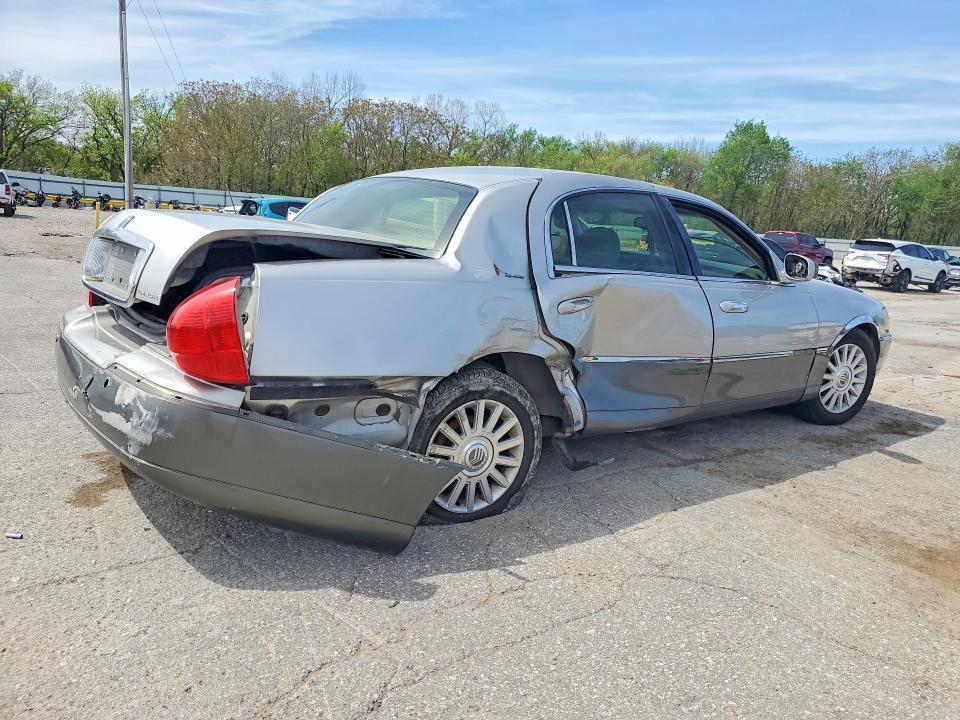 2003 Lincoln Town car Signature