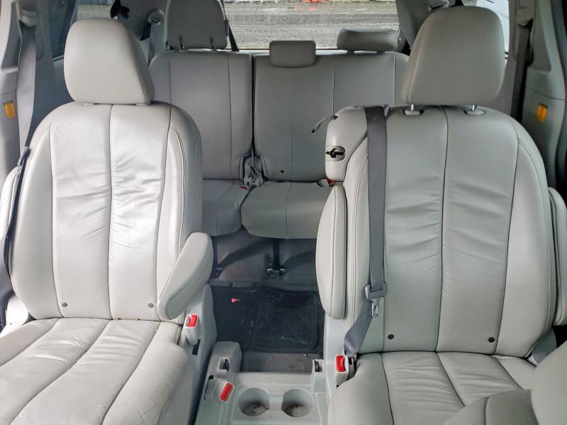 2012 Toyota Sienna xle 8-passenger