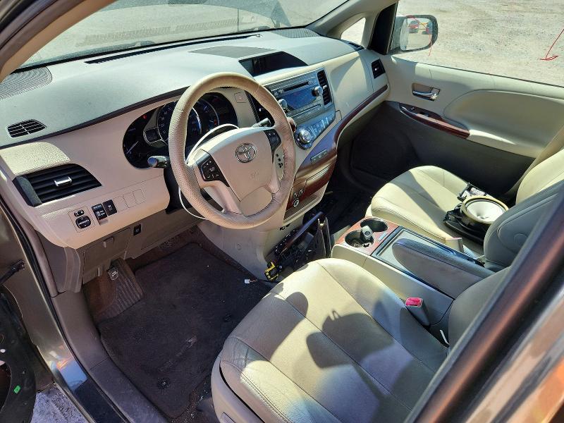 2013 Toyota Sienna xle 8-passenger