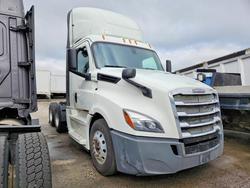 Salvage trucks for sale at Fort Wayne, IN auction: 2019 Freigliner 2019 Freightliner Cascadia 126 Semi Truck