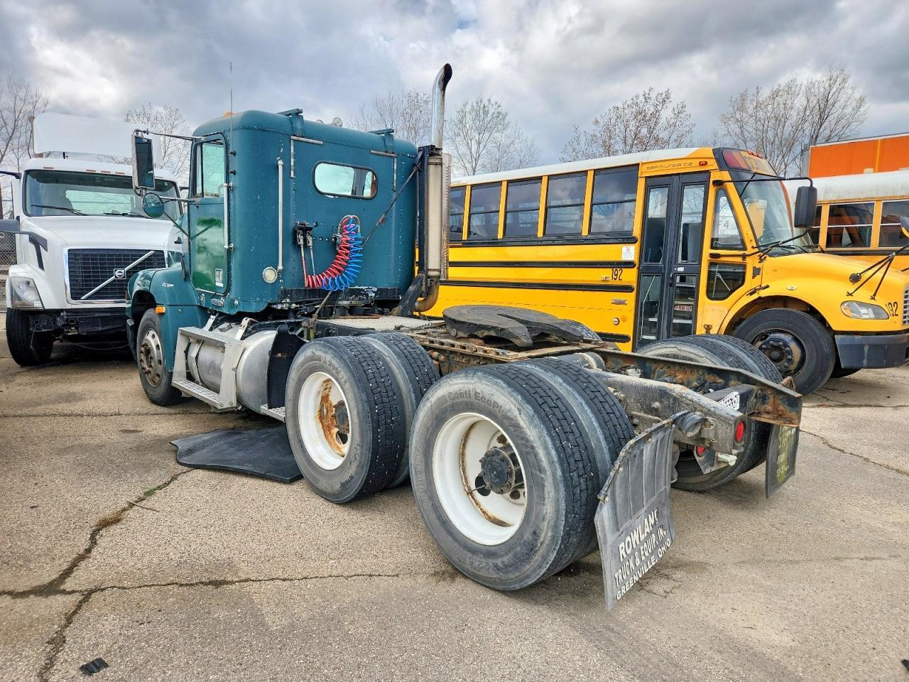 2000 Freightliner Medium Convention Semi Truck