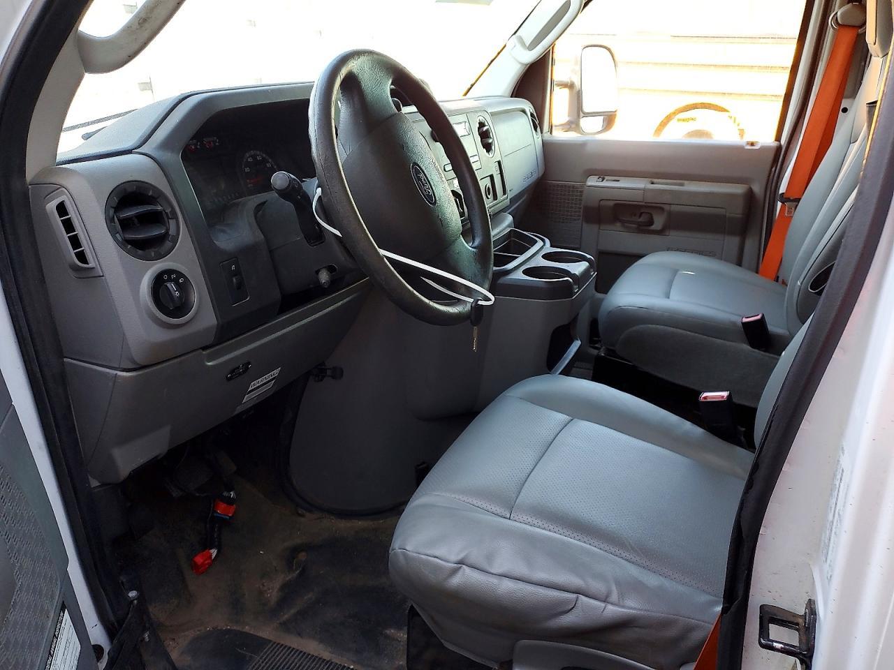 2018 Ford Econoline E450 Super Duty Cutaway Van