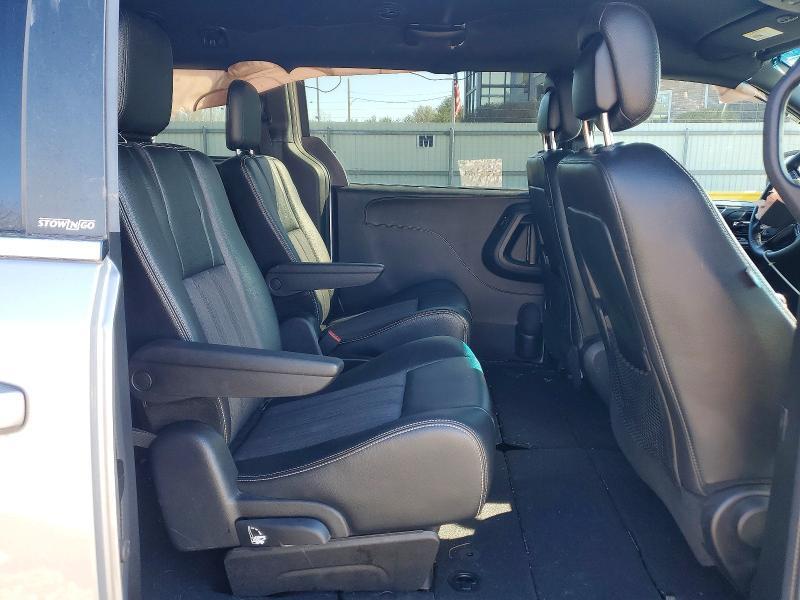 2014 Chrysler Town & Country s