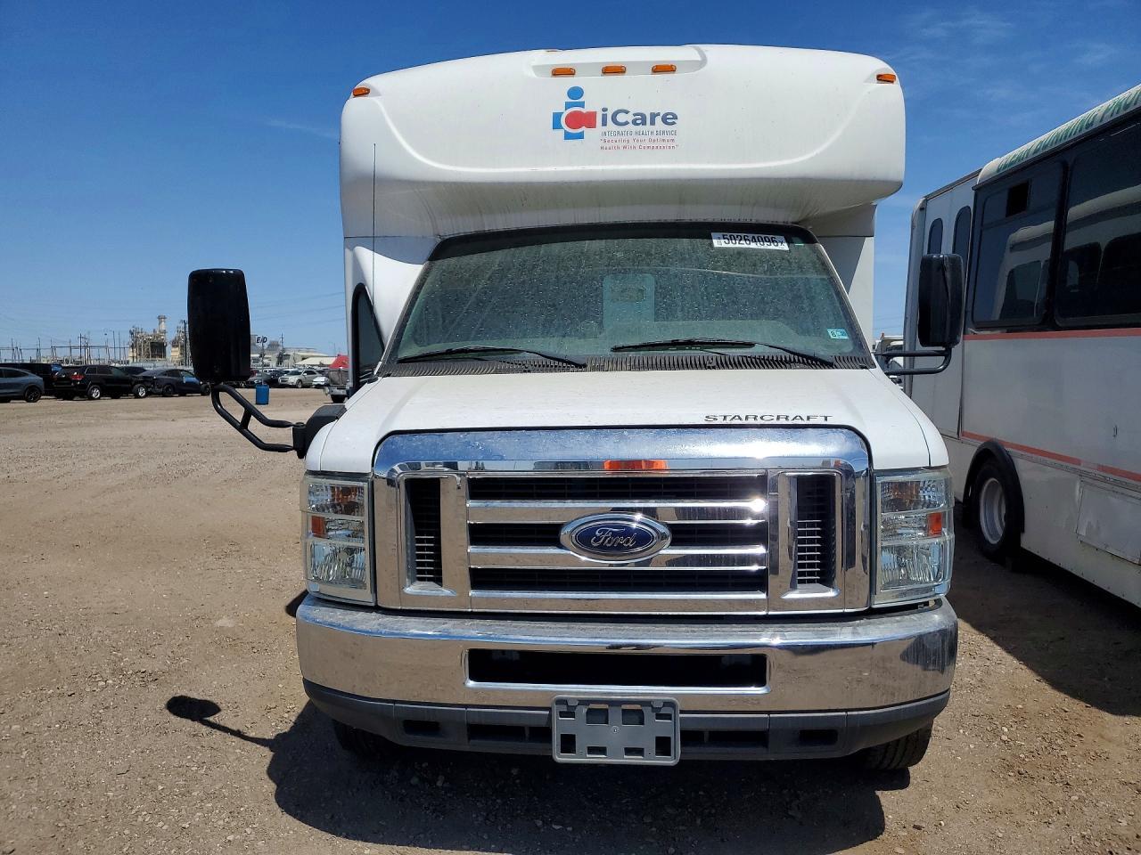 2017 Ford Econoline E450 Super Duty Cutaway Van