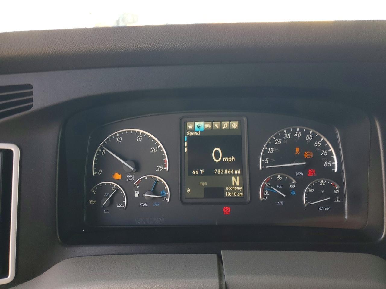 2020 Freigliner 2020 Freightliner Cascadia 126 Semi Truck