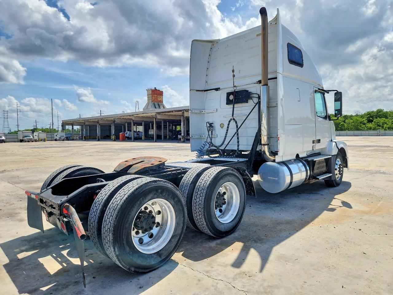 2012 Volvo VNL Semi Truck