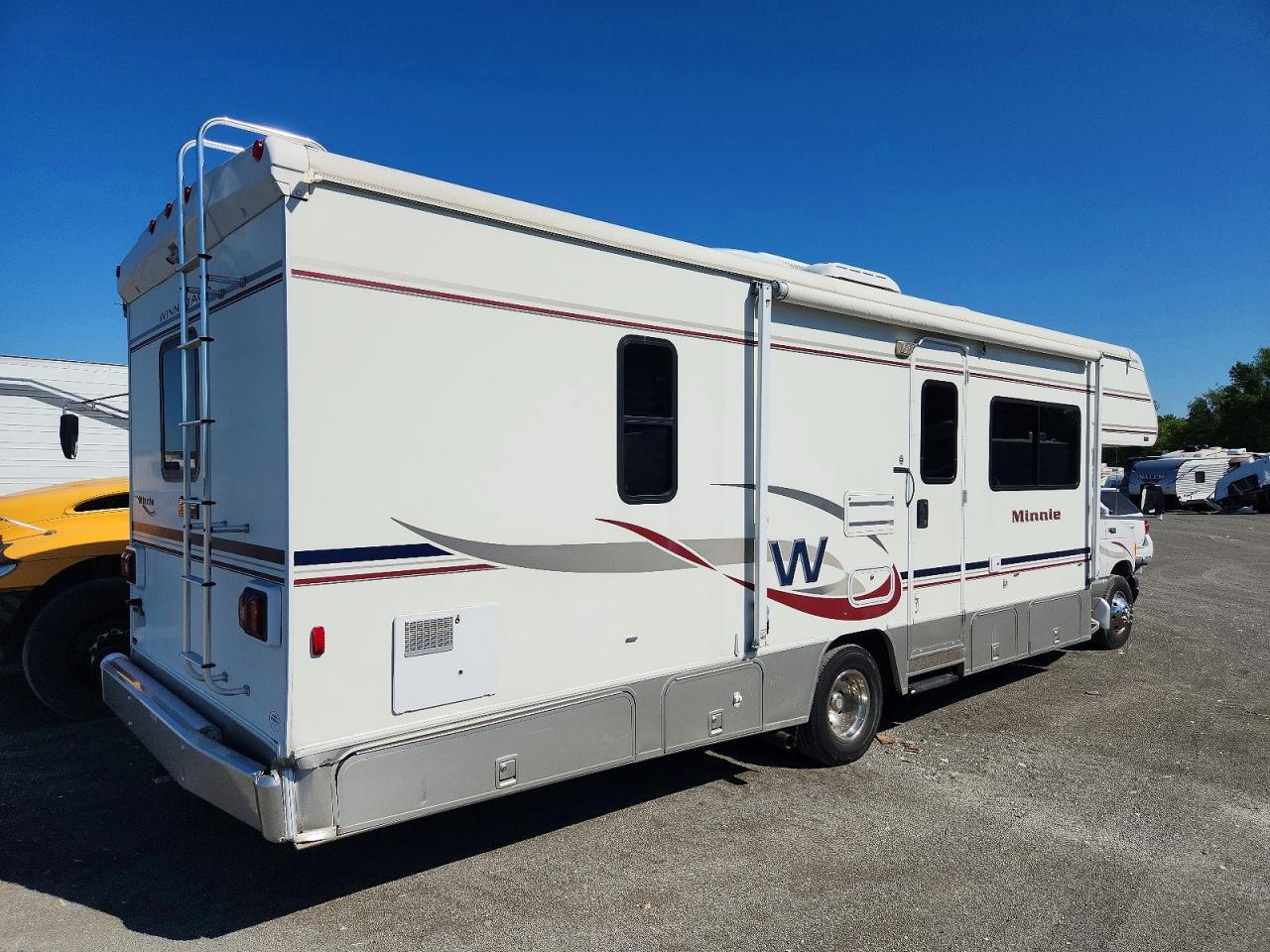 2005 Winnebago Minnie RV