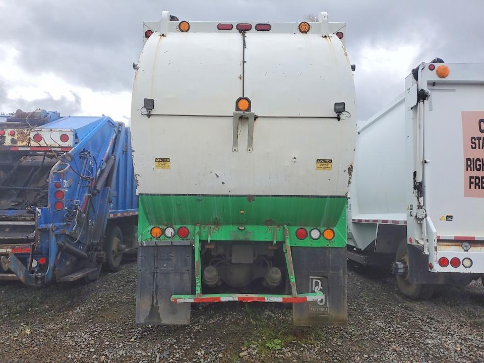 2007 Peterbilt 320