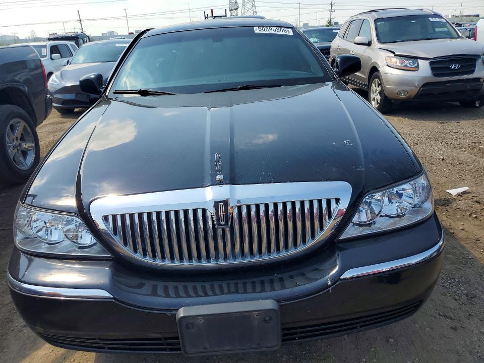 2011 Lincoln Town car Signature Limited