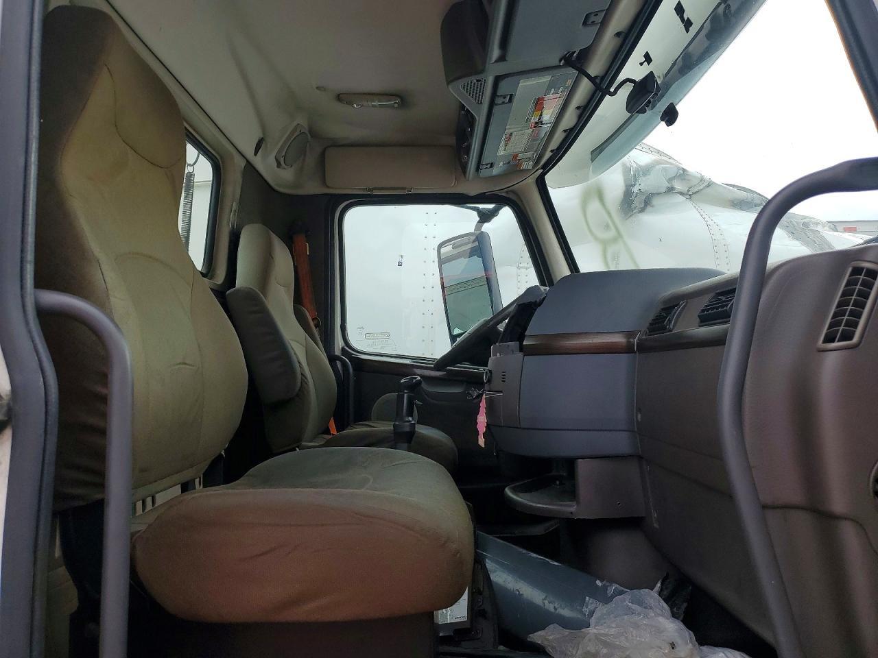 2013 Volvo VNL Semi Truck