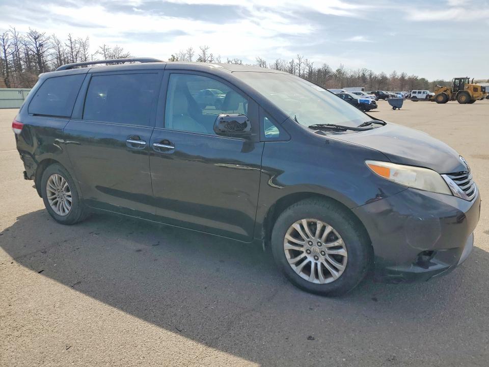 2013 Toyota Sienna xle 8-passenger