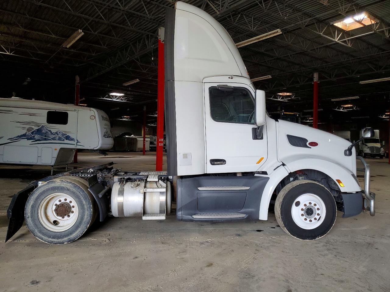 2018 Peterbilt 579 Semi Truck