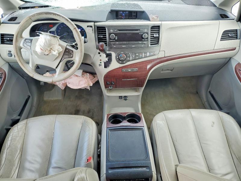 2013 Toyota Sienna xle 8-passenger